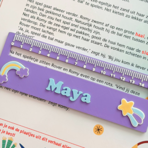 Gepersonaliseerd leeshulpje met naam Regenboog - paars